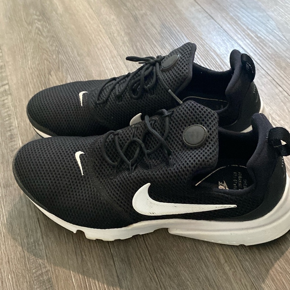 NIKE men’s Presto Fly Black and White runners